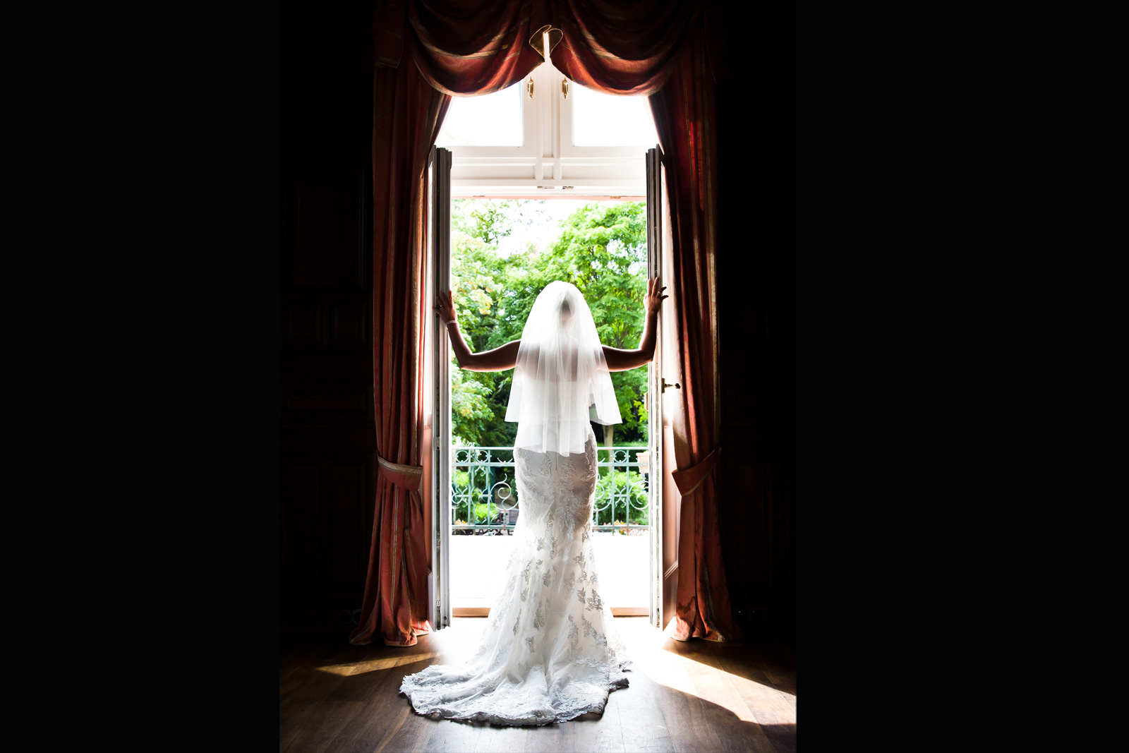 Brautfoto am Fenster 