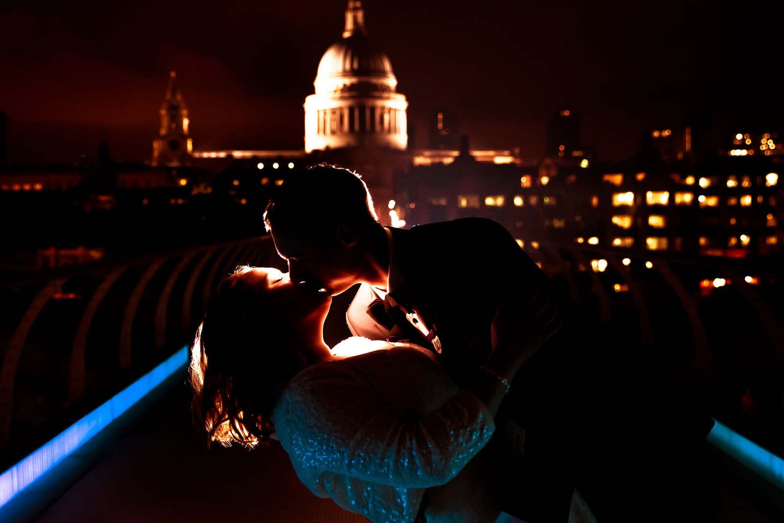Brautpaar küsst sich bei Nacht 