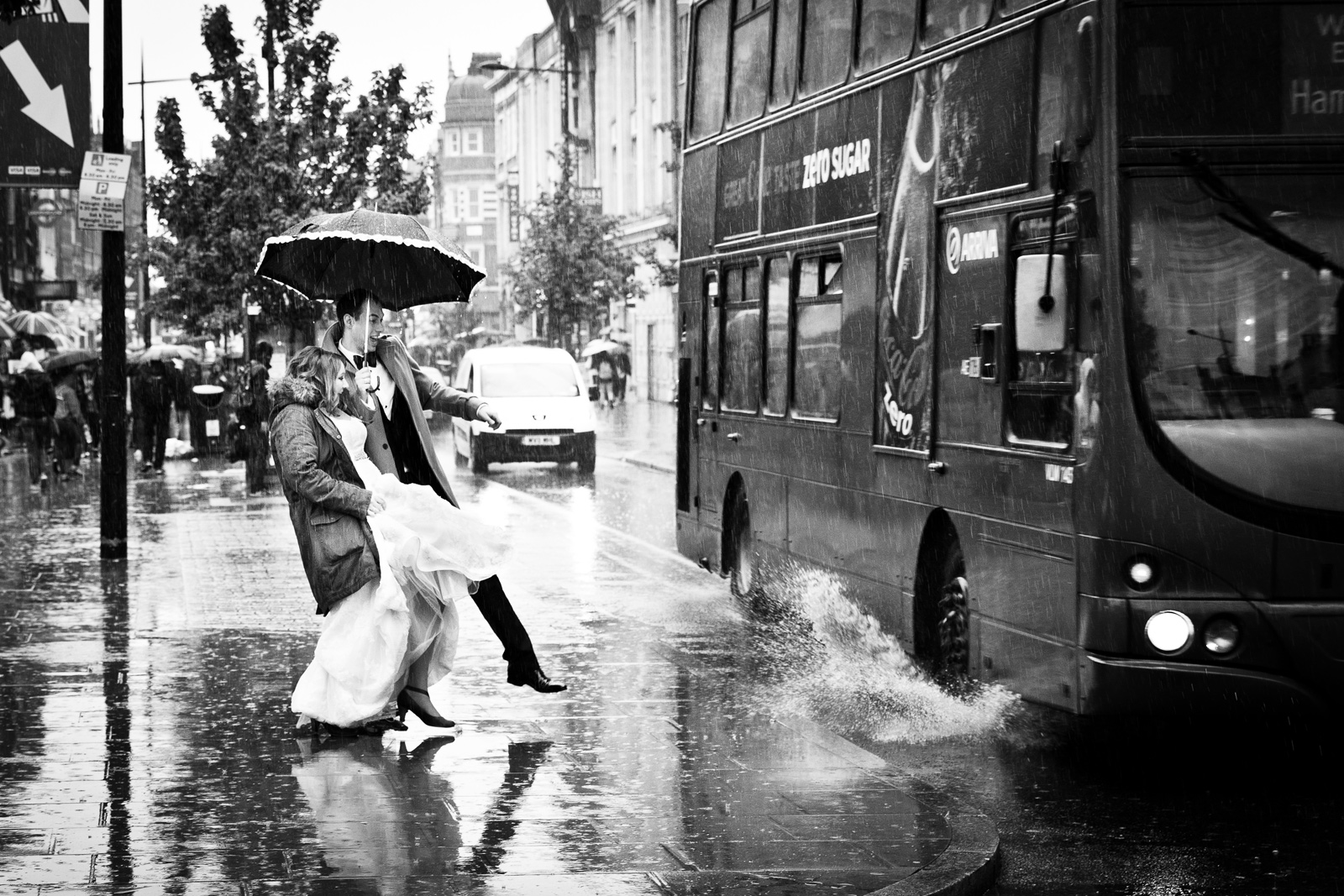 Brautpaar unterm Regenschirm 