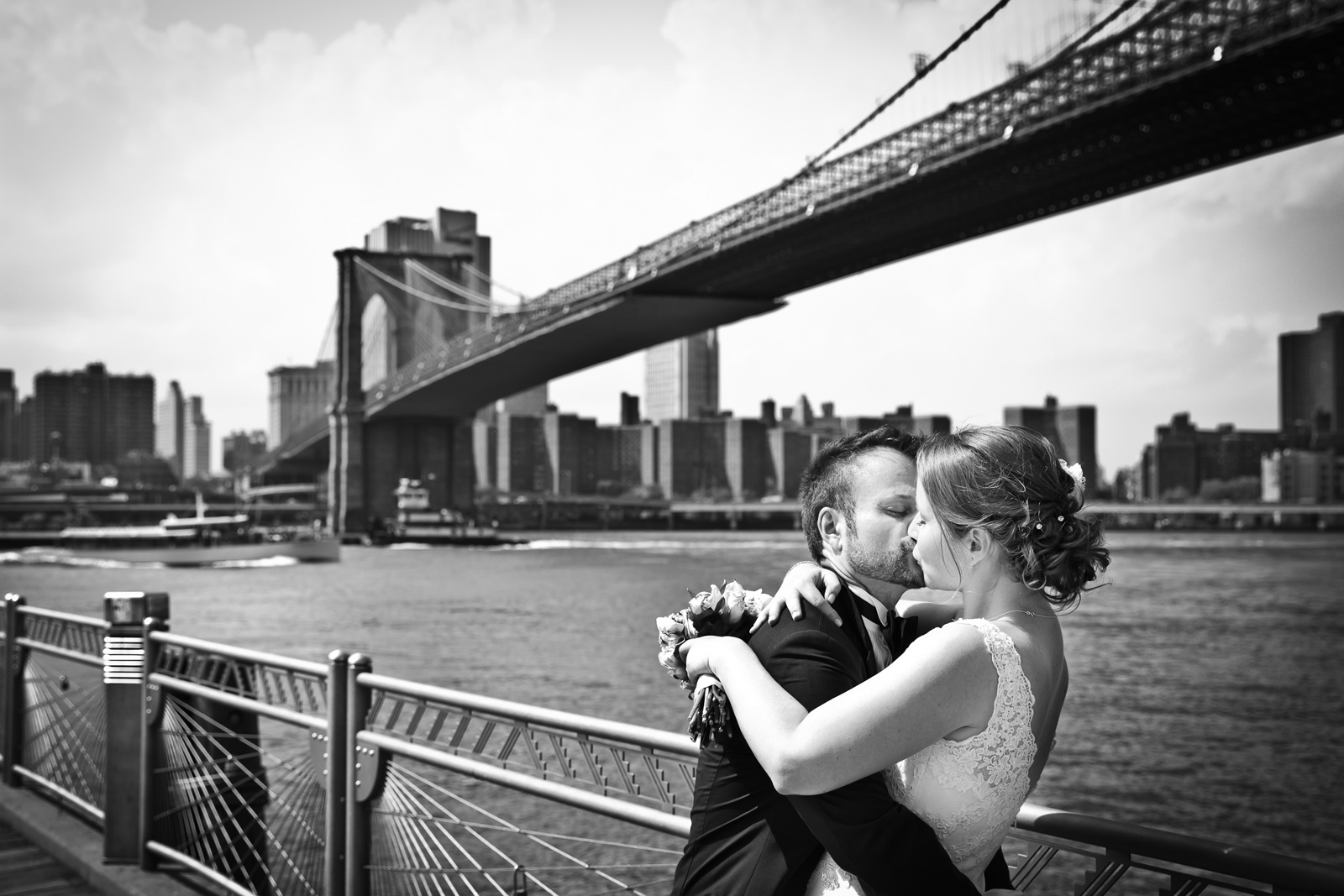 Brautkuss unter der Brooklyn-Bridge 
