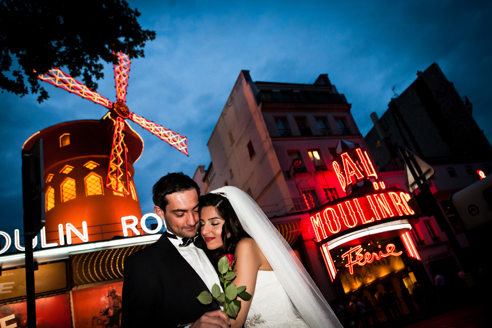 Brautpaar am Moulin Rouge 