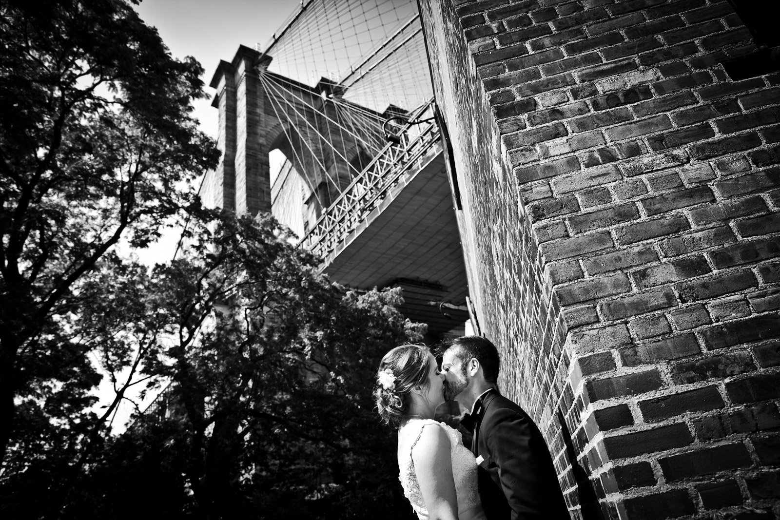 Brautpaar unter Brooklyn-Bridge